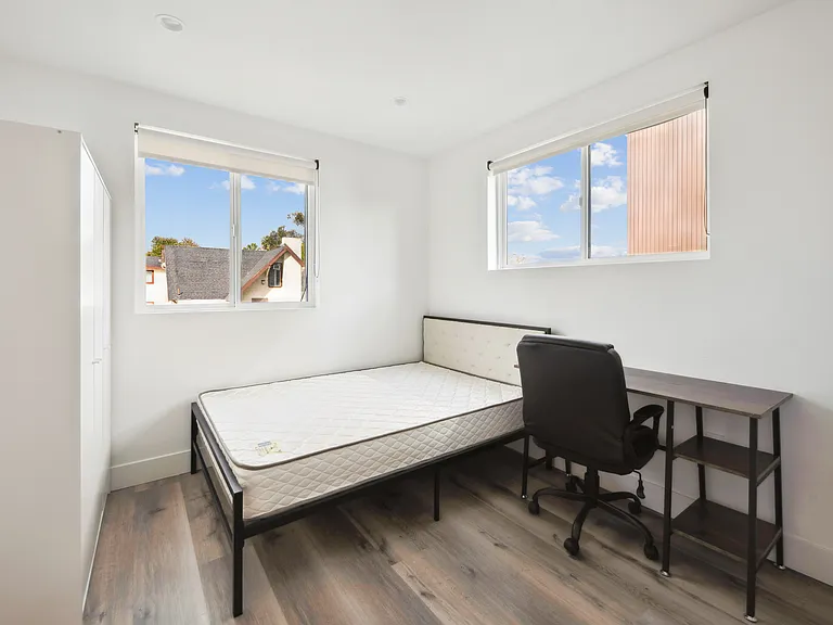 1186 W 37th Pl - USC DPS — Photo 9