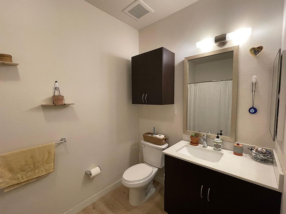 2nd image of 2125 Franklin Blvd #401