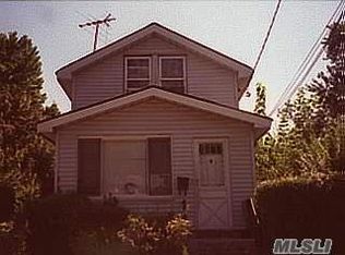 18 Elm St, Freeport, NY 11520