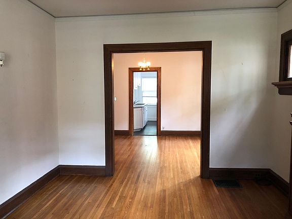 5th image of 326 W Grand Ave