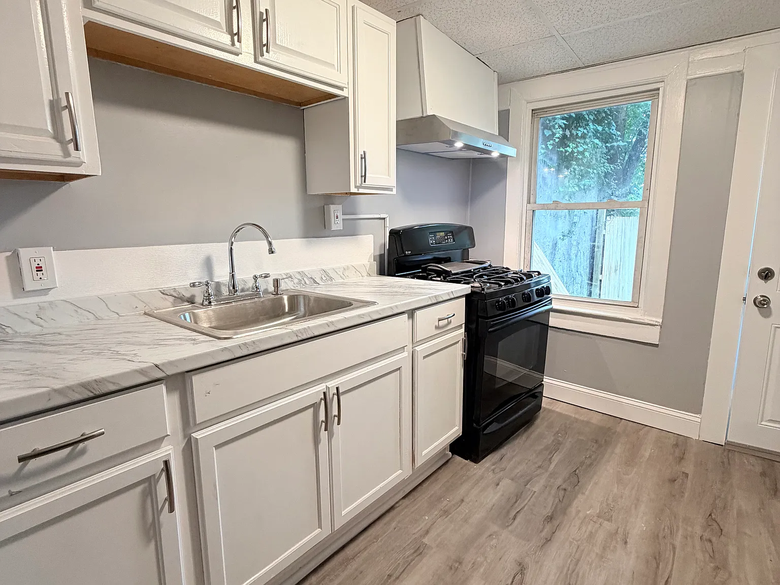4 bed, 1132 sqft, $2,300 — Photo 3