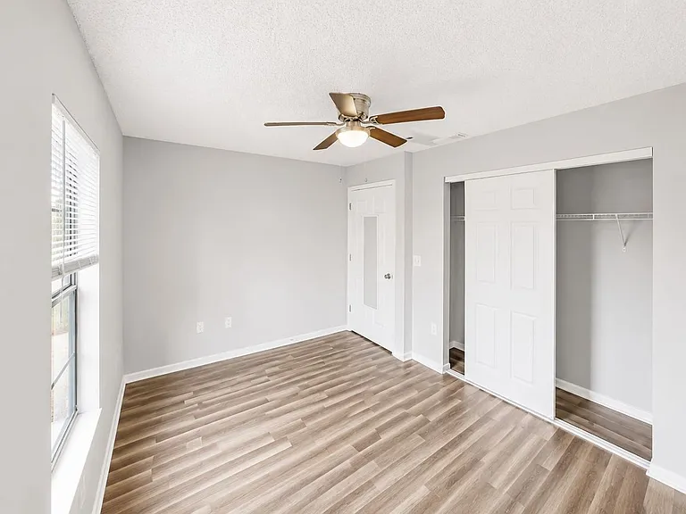 10352-10358 Hemlock St — Photo 9