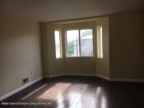 4th image of 30 Northfield Ct