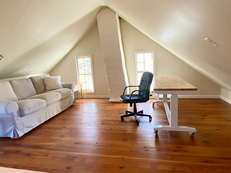 Bonus 3rd floor loft for work/living space