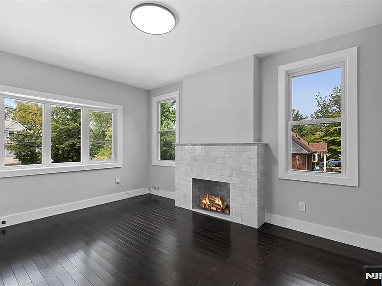 561 Grand Ave — Photo 3