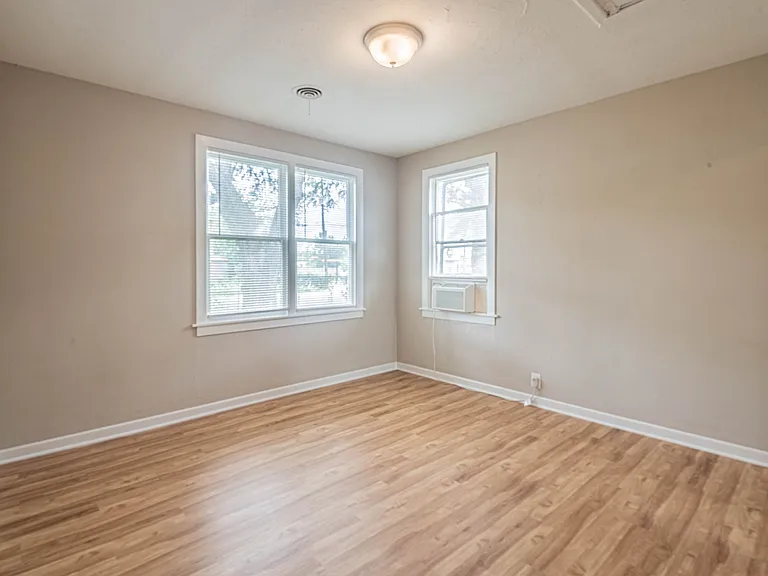 203 Beatrice St — Photo 13