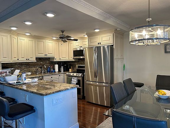 2nd image of 2065 Lyndhurst N
