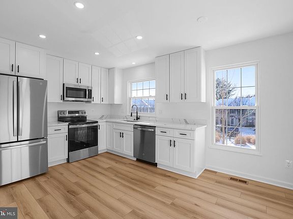 4th image of 1742 Tiger Lily Cir