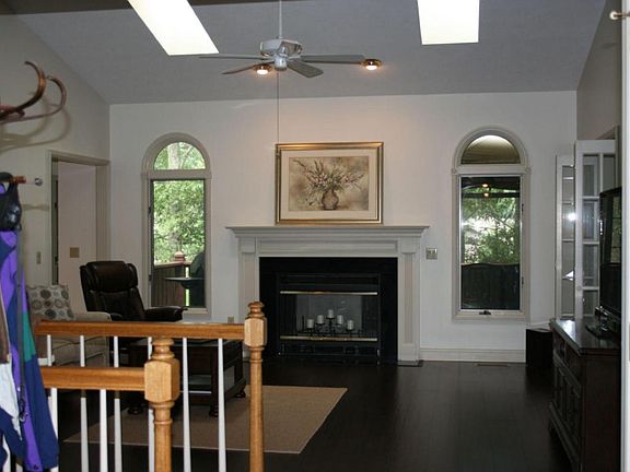 3rd image of 20 Clinebrook Dr