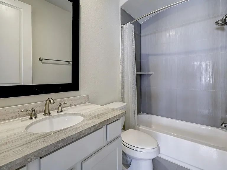 1110 Thompson St — Photo 8