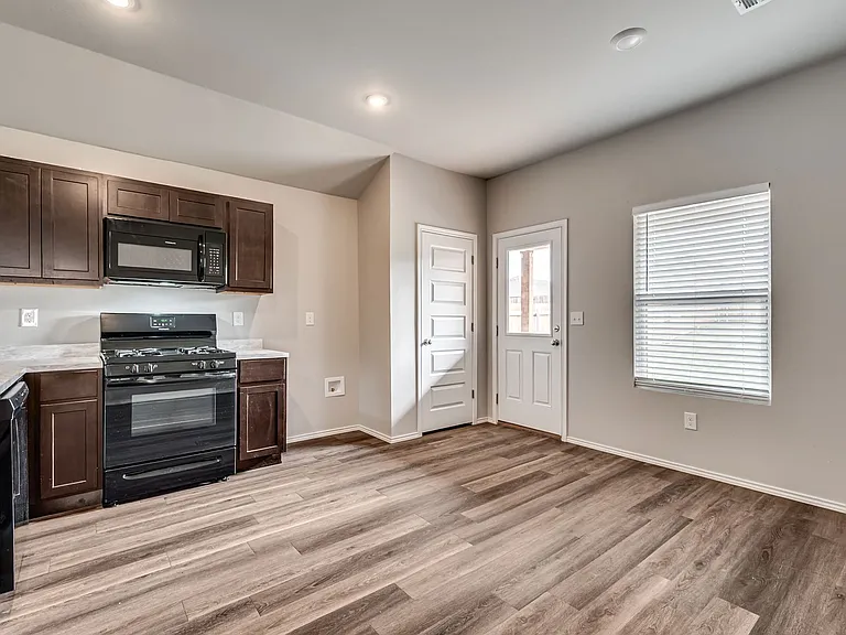 9724 Saddle Dr — Photo 10