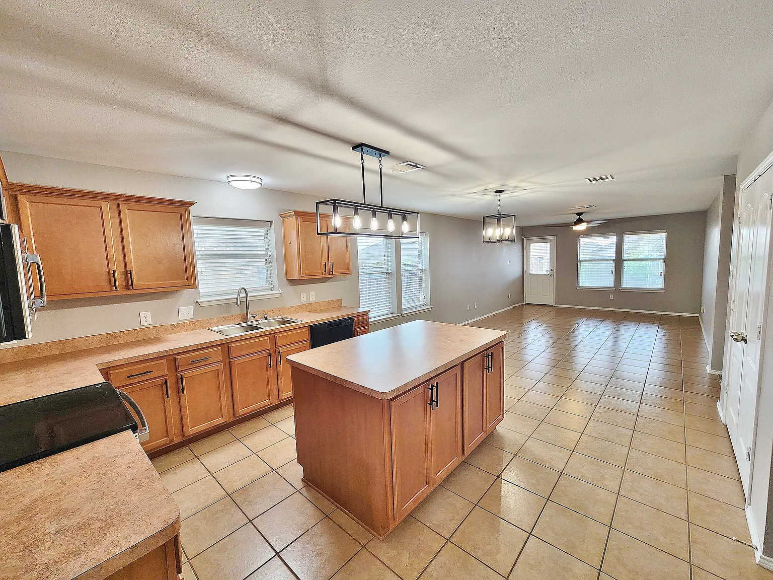 3 bed, 1633 sqft, $1,800 — Photo 3