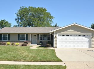 1211 Dover Ln, Elk Grove Village, IL 60007