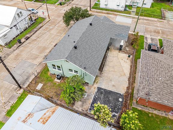 3rd image of 727 Roussell St