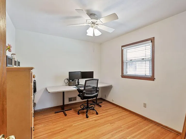 251 Stanley St E — Photo 3