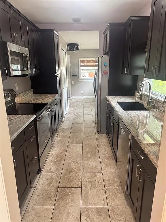 3 bed, 1.0 bath, 994 sqft, $2,800 — Photo 3