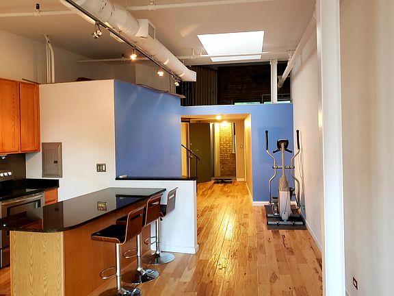 3rd image of 1111 W Cornelia Ave APT 109