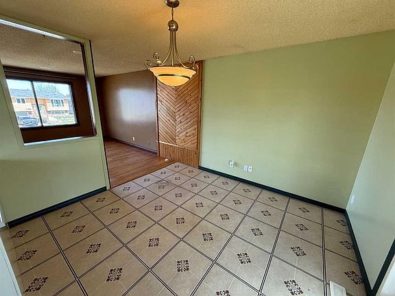 5th image of 202 E Maligne Dr