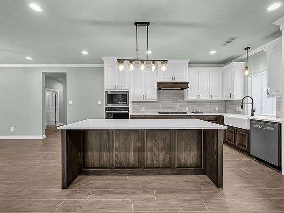 3rd image of Leo Ln