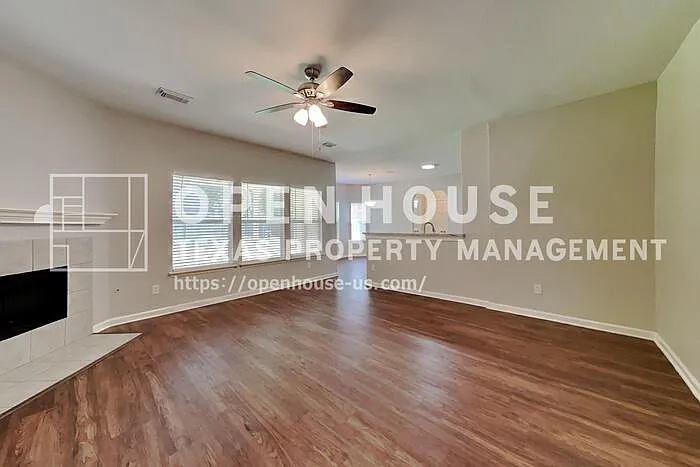 3 bed, 2.5 bath, 2341 sqft, $2,075 — Photo 4