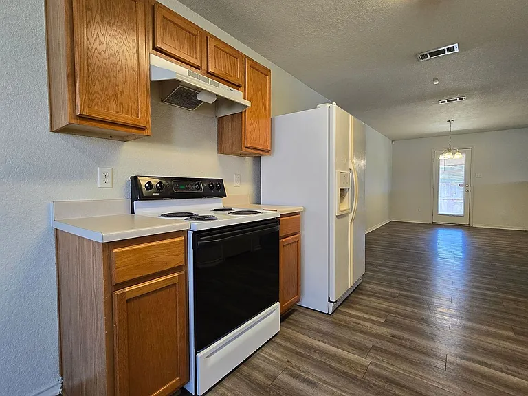 3303 Driftwood Dr — Photo 5