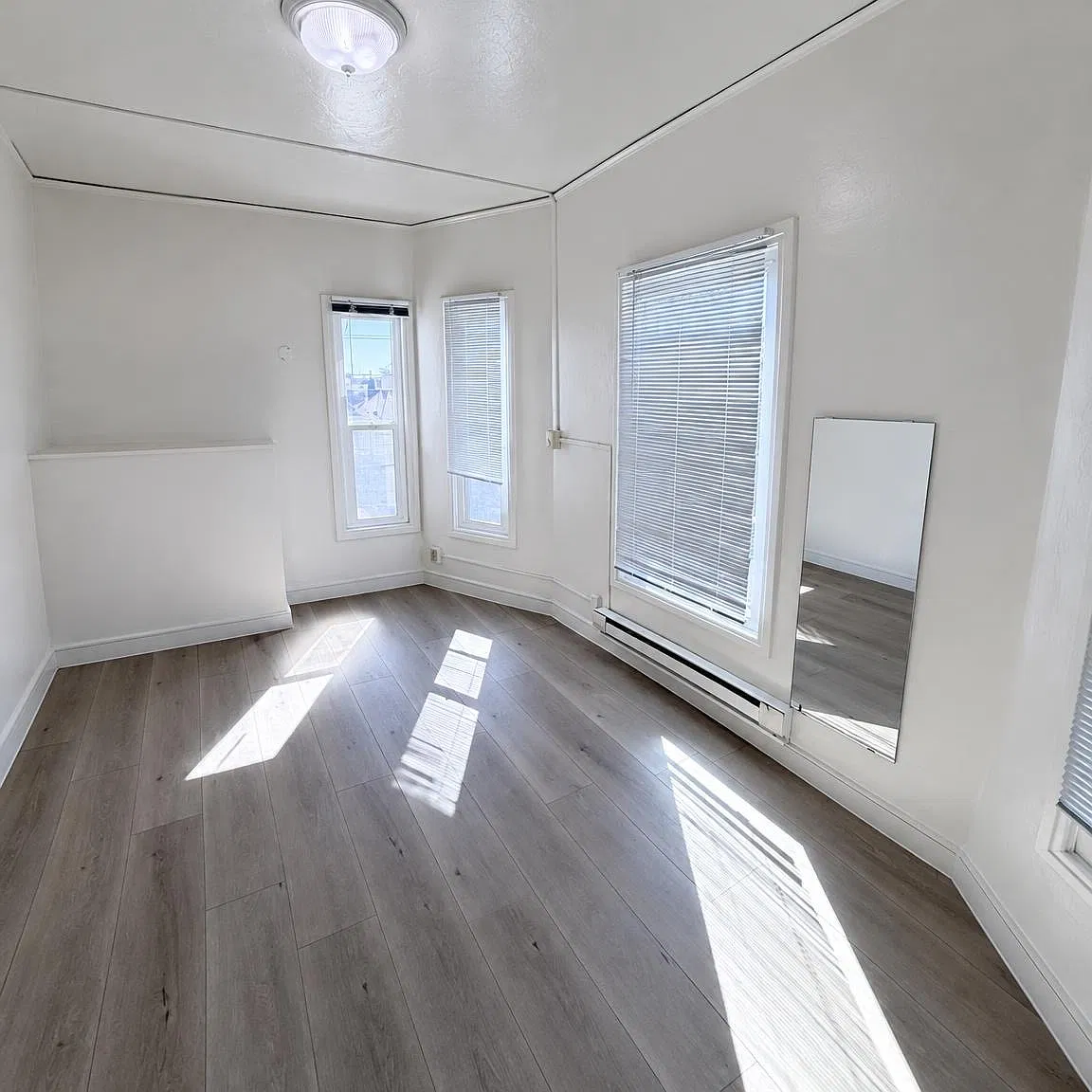 3 bed, 1050 sqft, $3,395 — Photo 4