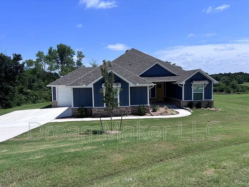 4 bed, 2.0 bath, 1973 sqft, $2,495 — Photo 2