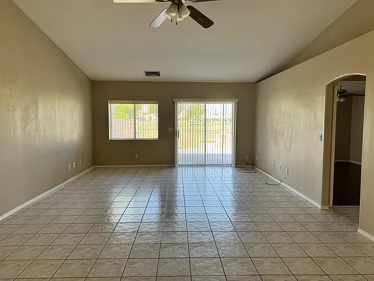 2945 Country Club Dr — Photo 4