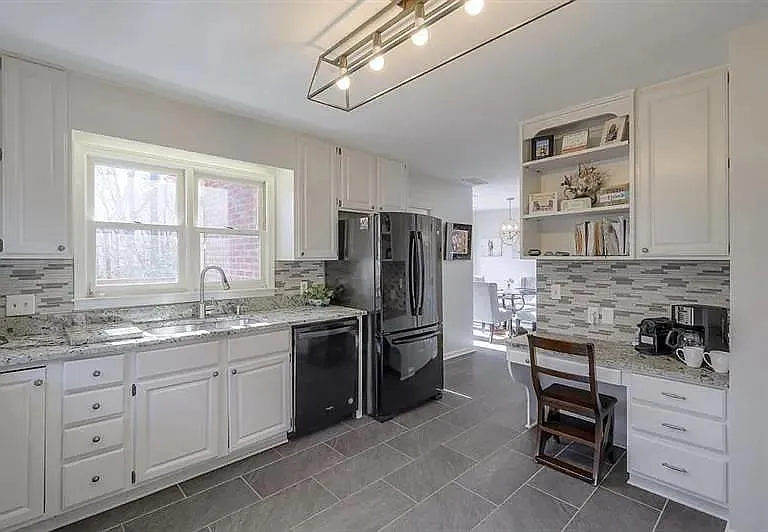 555 Greenland Rd — Photo 7