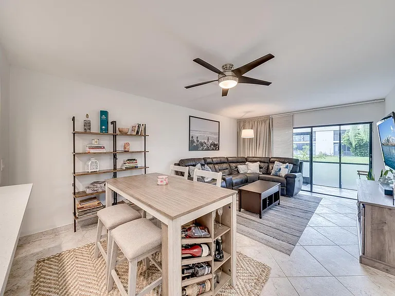 3939 NE 5th Ave #D103 — Photo 6
