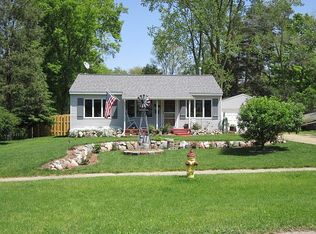 802 Forest Dr, Fenton, MI 48430