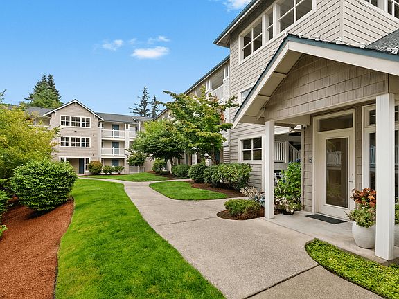A beautifully landscaped community with inviting walkways and welcoming entrances awaits you at Park View Apartments.