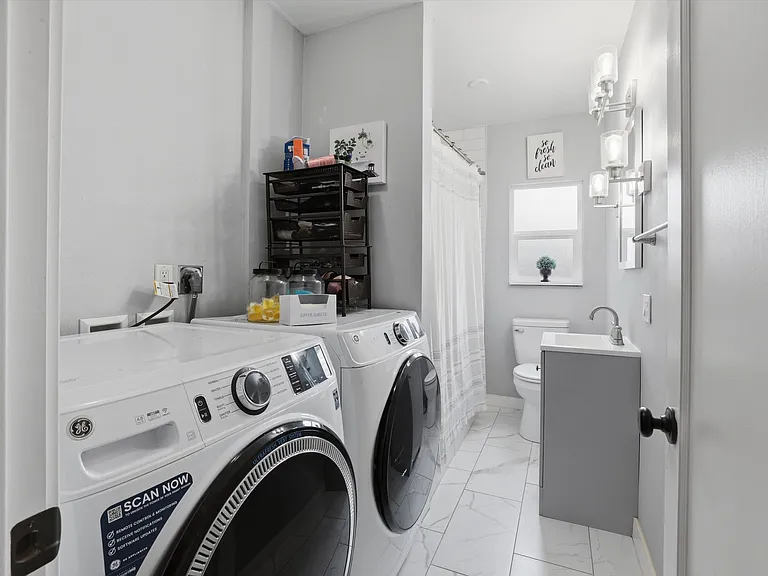 lower level full bath/laundry
