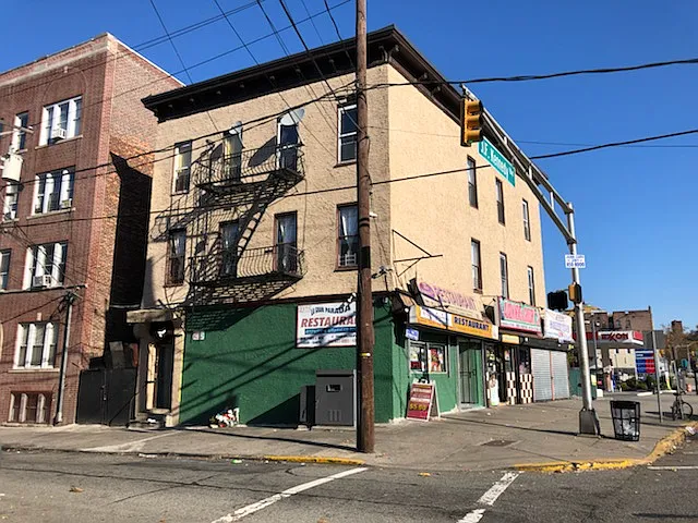 2 bed, 900 sqft, $2,100 — Photo 1