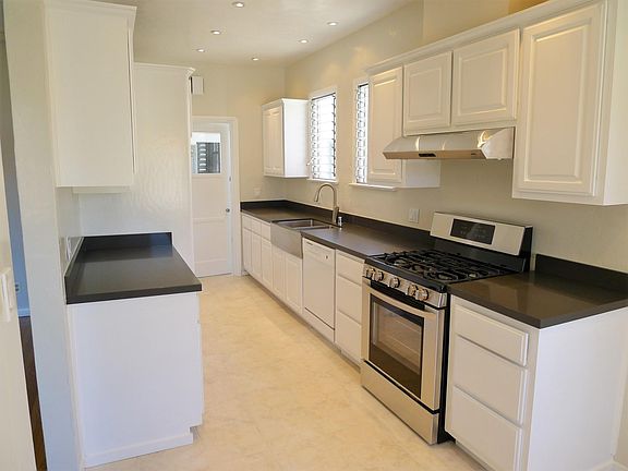 Newly renovated kitchen. All new appliances and countertop.