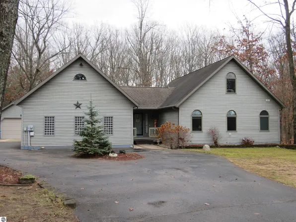 108 Robin Hood St, Roscommon, MI 48653