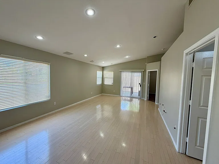 276 Heatherstone St — Photo 2
