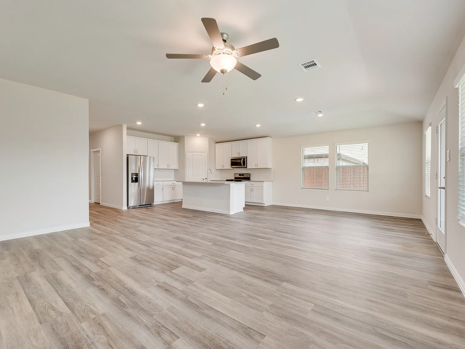 4 bed, 2059 sqft, $2,250 — Photo 2