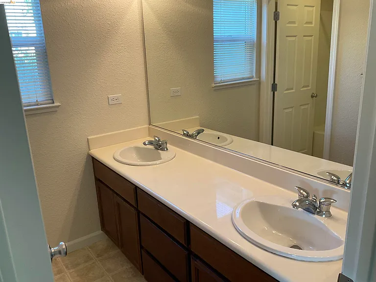 1360 Tiffany Dr — Photo 14
