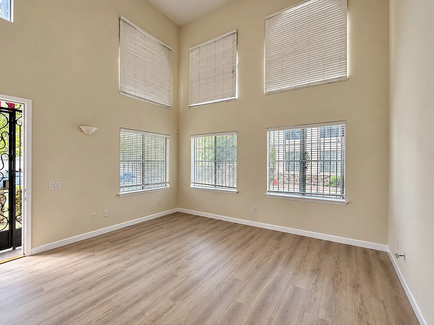 5 bed, 2192 sqft, $3,800 — Photo 4