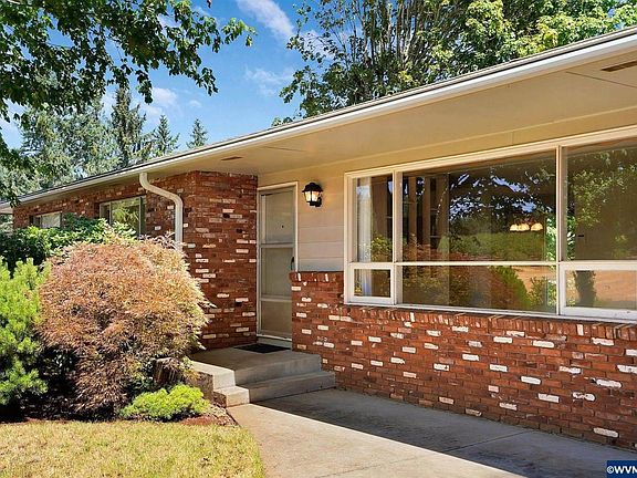4th image of 1741 40th Ave NW