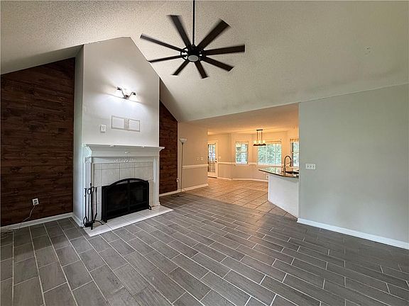 4th image of 130 Lakefront Dr