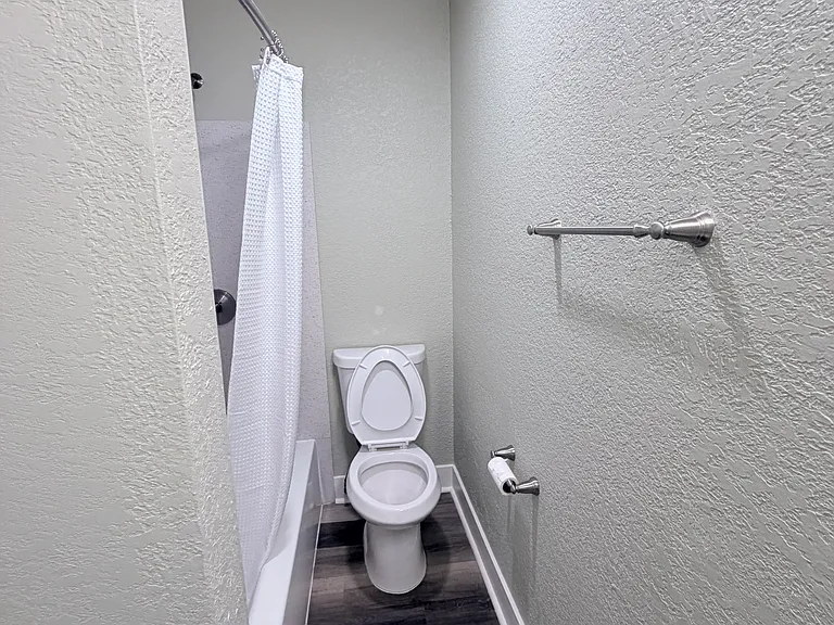 1810 E 25th St #301 & 401 — Photo 5