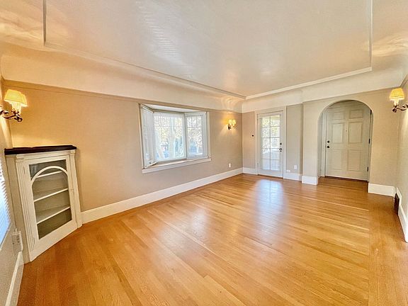 4th image of 928 27th St APT 4