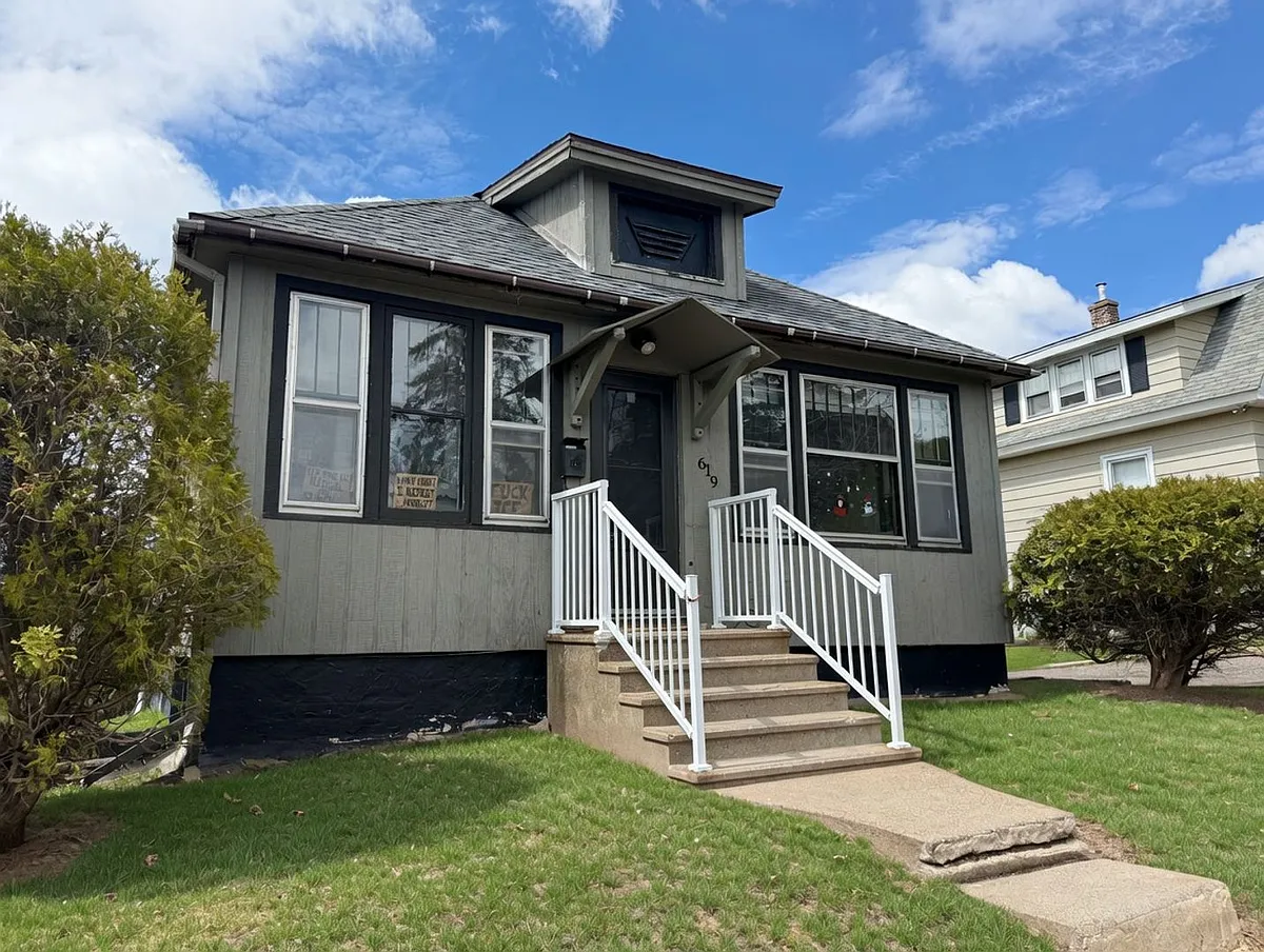 Building Photo - 619 N 18th Ave E