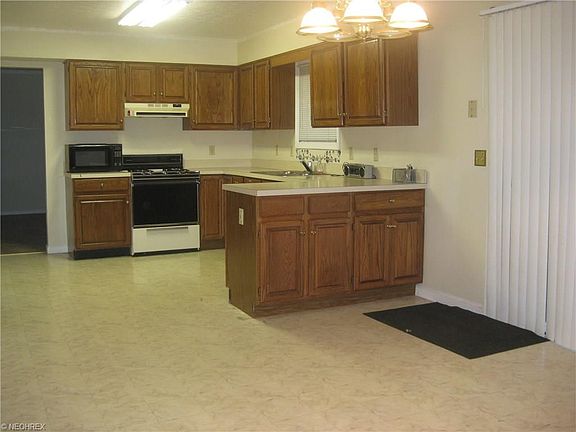 2nd image of 16664 Beech Cir