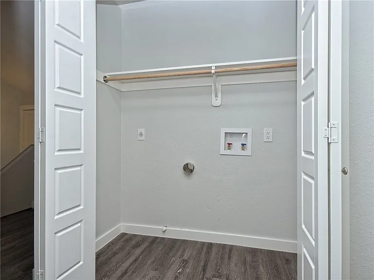 Washer/Dryer Closet with hookups