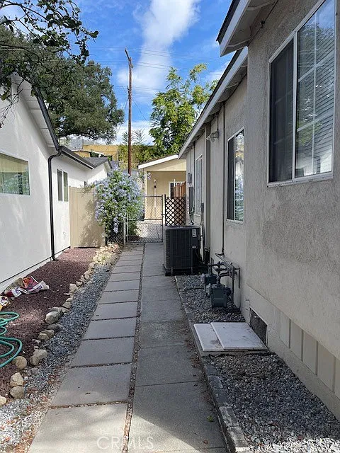 3 bed, 1000 sqft, $4,400 — Photo 2