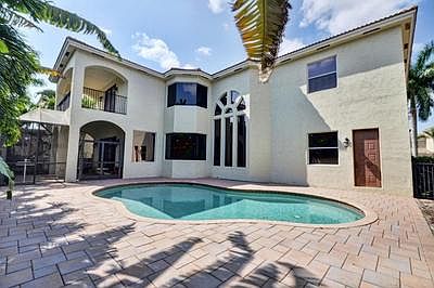 Exterior Back Pool & Screeened Patio