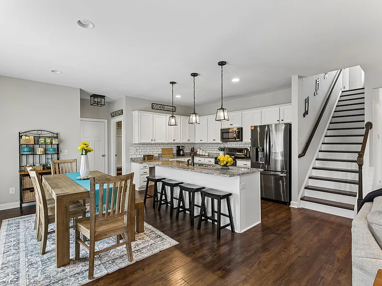 1010 Vanguard Dr — Photo 17